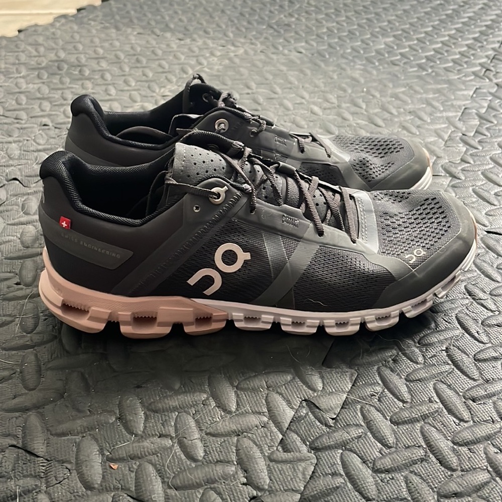 ON Cloudflow Running Shoe Women 8 Like New
